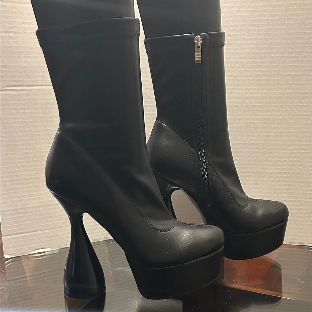 Chic Black Heeled Boots